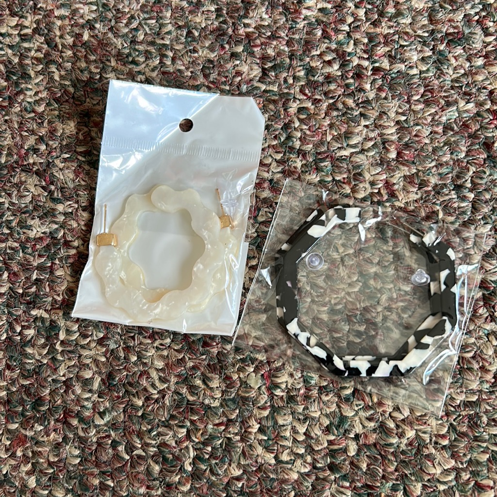 Large Thick Hoop Earringsx2 5$